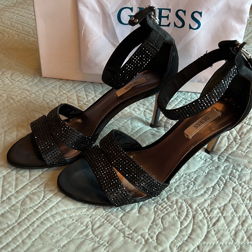 Guess part shoes. Bought in Italy. The original box was left there. Comfortable.